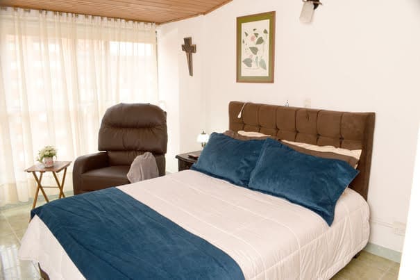 Habitación decorada con cama doble y luz natural