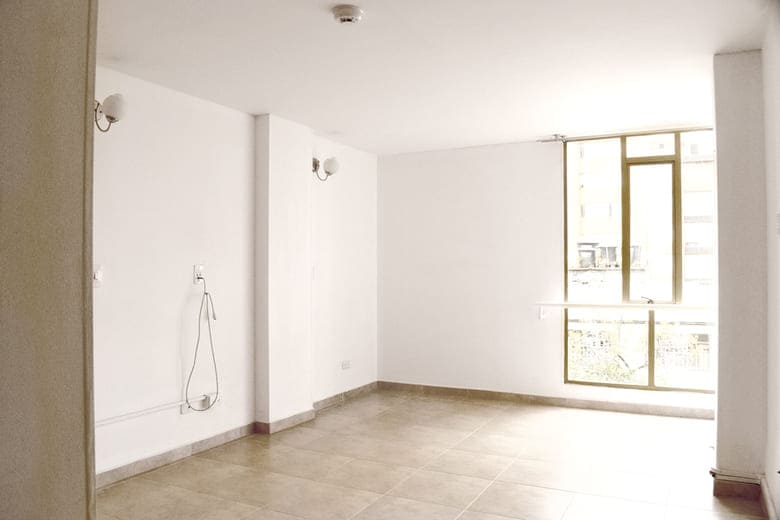 Habitación amplia y luminosa lista para personalizar